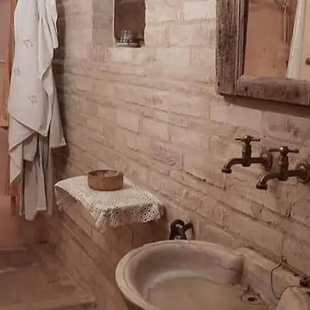Affittasi Casale Localita Romeggio *